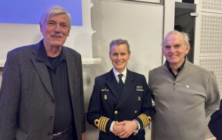 Kommendör Paula Wallenburg välkomnades till Högskolan Kristianstad av Pontus Persson, ordförande för AFF Skåne, till vänster, och RNS-ordföranden Karl Falk.